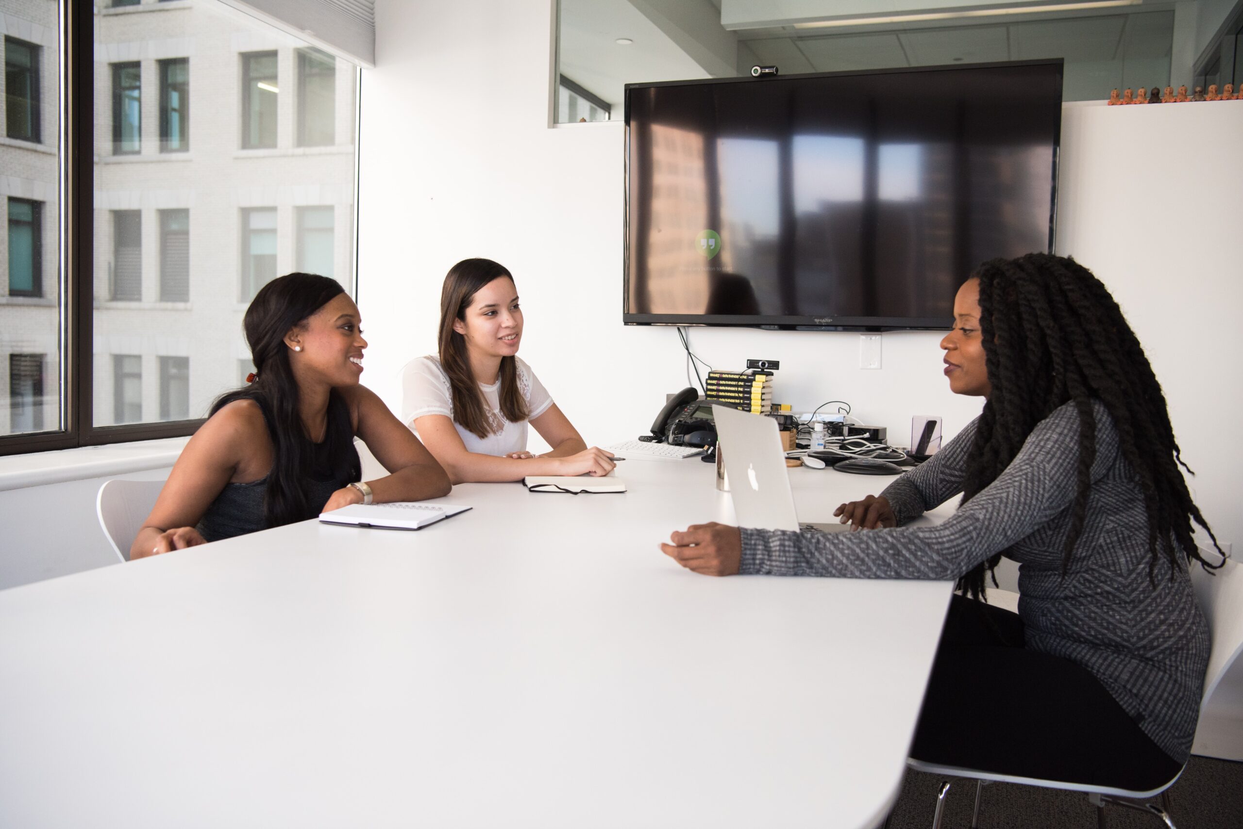 3 people having a meeting